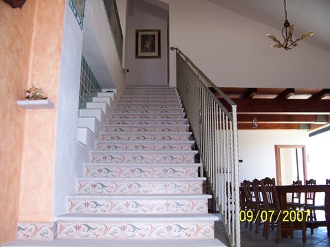 Particolare scala interna alla sala