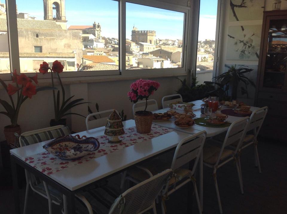 Camere in centro  con terrazzo panoramico a Caltagirone 3200773315