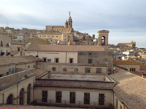 Camere in centro  con terrazzo panoramico a Caltagirone 3200773315