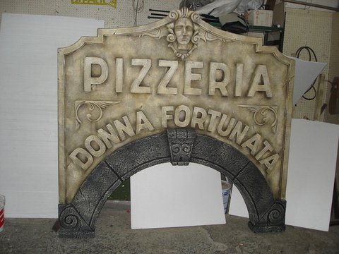 Insegne a Bassorilievo