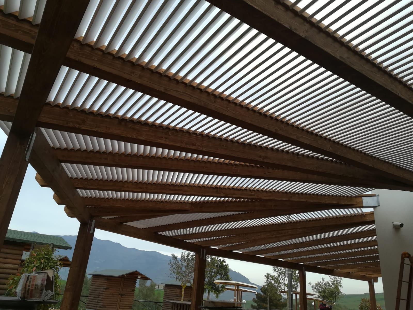 PERGOLATO IN LEGNO LAMELLARE CON DOGHE INCLINATE CORSO LEGNAMI SRL PERGOLATO