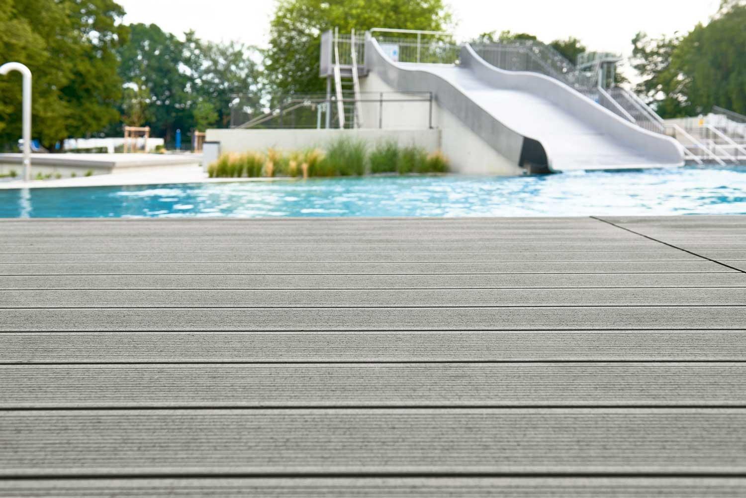 DECKING, PAVIMENTI PER ESTERNI, BORDO PISCINA IN WPC NATURinFORM