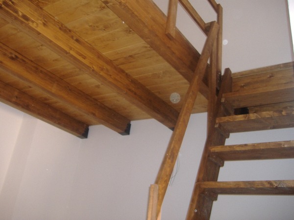 Soppalchi in legno con travi lamellari o travi massello corso ... Soppalco di legno
