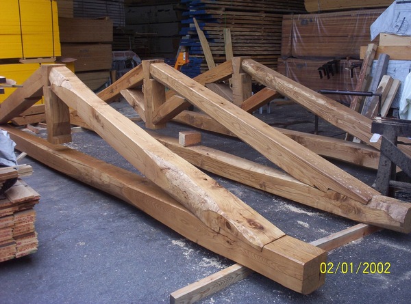 Capriate in lamellare di abete, pino ,larice o con legno massello ... Tetti in legno di castagno
