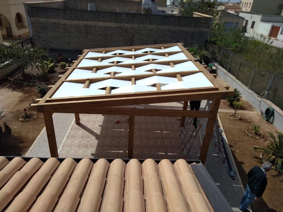 PERGOLATO IN LEGNO LAMELLARE CON DOGHE INCLINATE CORSO LEGNAMI SRL PERGOLATO