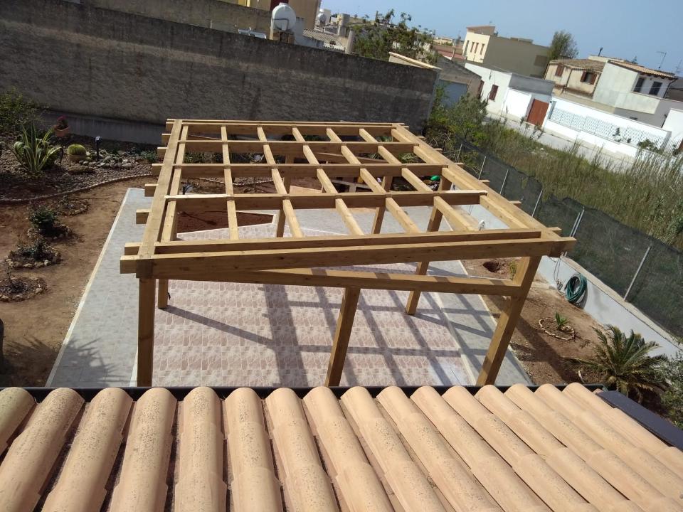 PERGOLATO IN LEGNO LAMELLARE CON DOGHE INCLINATE CORSO LEGNAMI SRL PERGOLATO