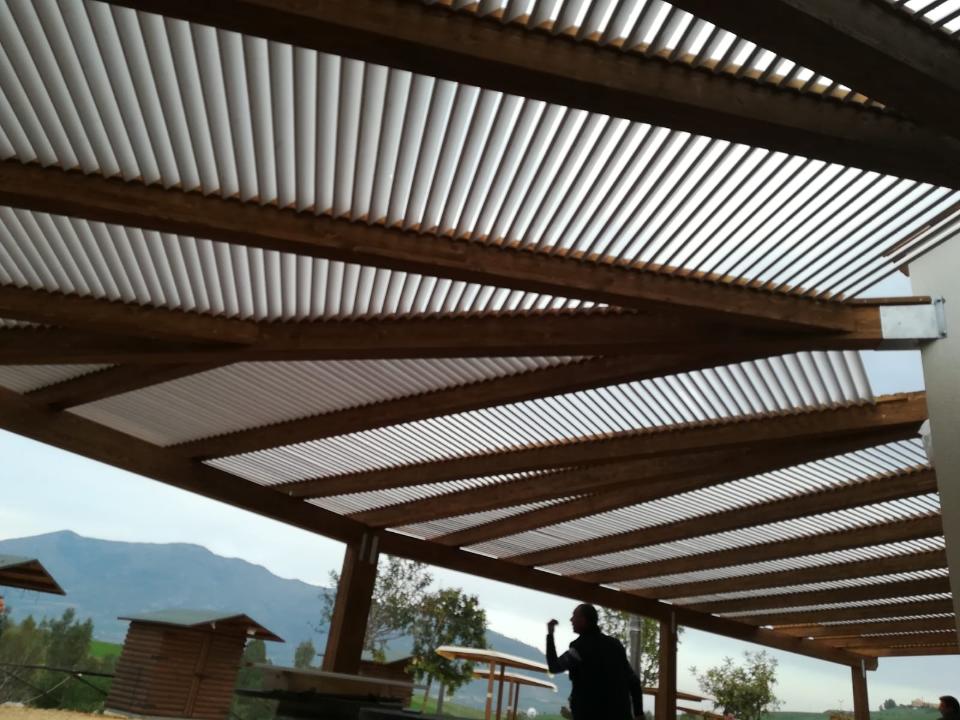 PERGOLATO IN LEGNO LAMELLARE CON DOGHE INCLINATE CORSO LEGNAMI SRL PERGOLATO
