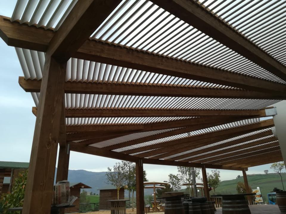 PERGOLATO IN LEGNO LAMELLARE CON DOGHE INCLINATE CORSO LEGNAMI SRL PERGOLATO
