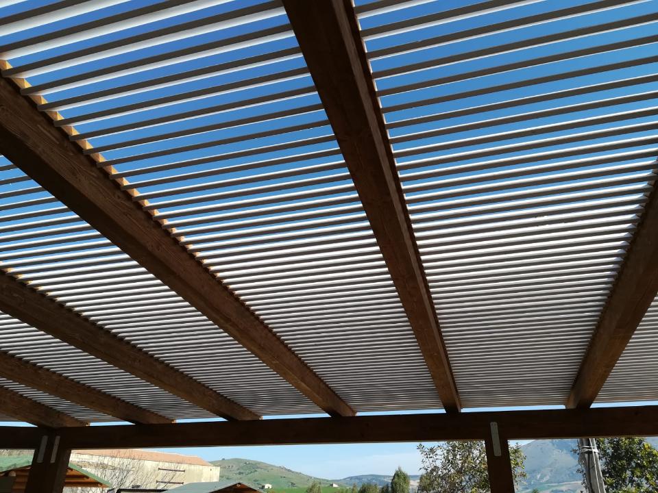 PERGOLATO IN LEGNO LAMELLARE CON DOGHE INCLINATE CORSO LEGNAMI SRL PERGOLATO