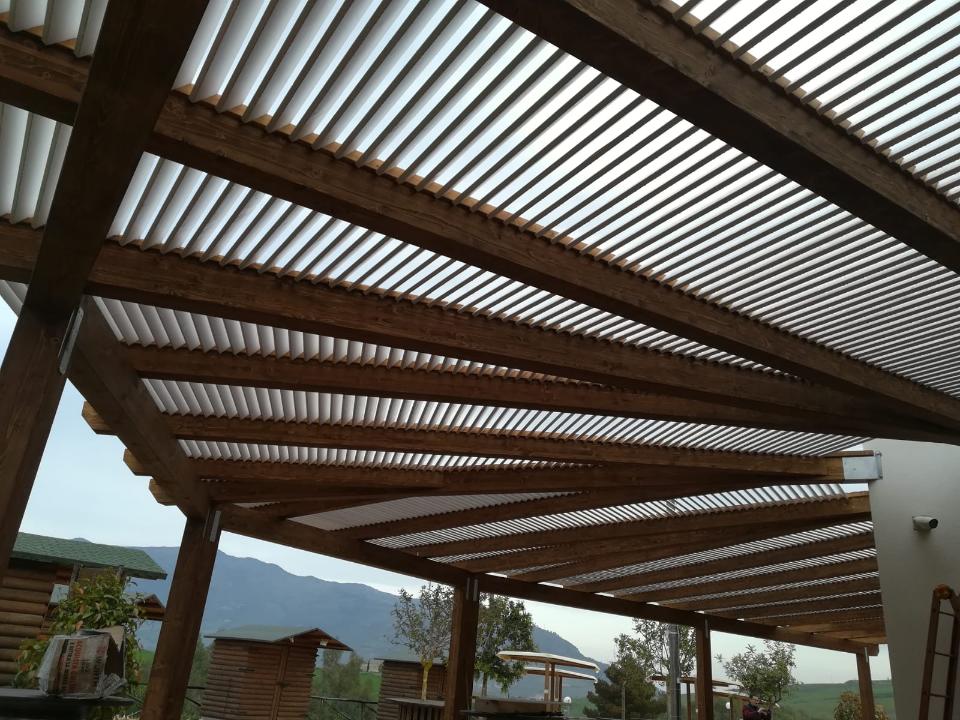 PERGOLATO IN LEGNO LAMELLARE CON DOGHE INCLINATE CORSO LEGNAMI SRL PERGOLATO