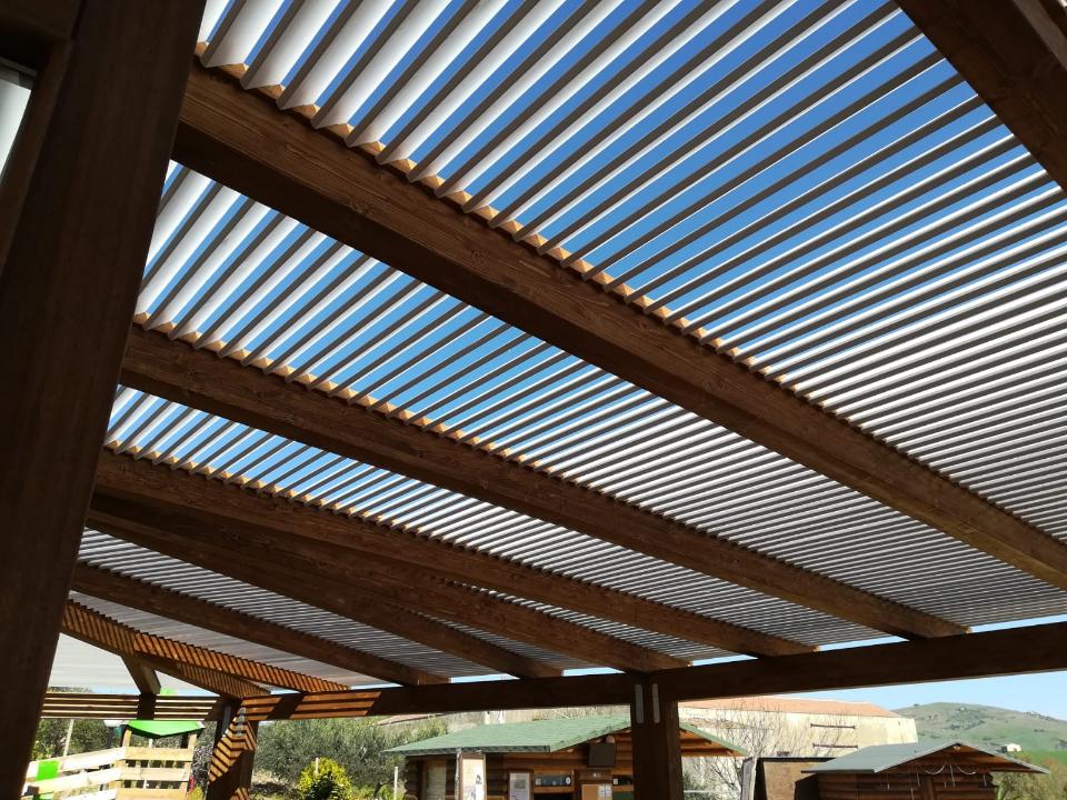 PERGOLATO IN LEGNO LAMELLARE CON DOGHE INCLINATE CORSO LEGNAMI SRL PERGOLATO