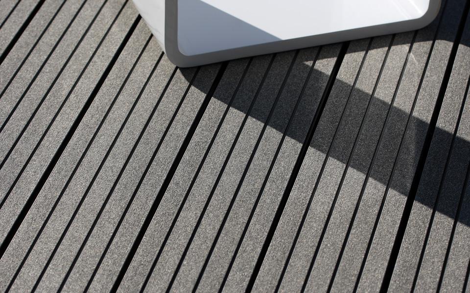DECKING, PAVIMENTI PER ESTERNI, BORDO PISCINA IN WPC NATURinFORM