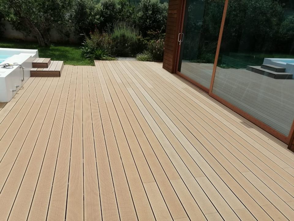 DECKING, PAVIMENTI PER ESTERNI, BORDO PISCINA IN WPC NATURinFORM