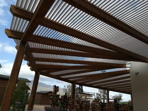 PERGOLATO IN LEGNO LAMELLARE CON DOGHE INCLINATE CORSO LEGNAMI SRL PERGOLATO