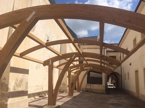 TRAVI IN LAMELLARI CURVE,BOOMERANG,AD ARCHI. CORSO LEGNAMI SRL TRAVI CURVE