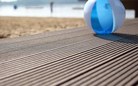 DECKING, PAVIMENTI PER ESTERNI, BORDO PISCINA IN WPC NATURinFORM