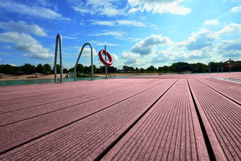 DECKING, PAVIMENTI PER ESTERNI, BORDO PISCINA IN WPC NATURinFORM