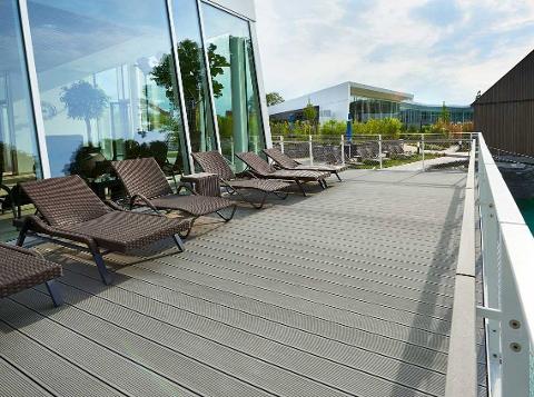 DECKING, PAVIMENTI PER ESTERNI, BORDO PISCINA IN WPC NATURinFORM