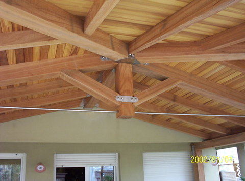 COPERTURE CON TRAVI MASSELLO IN LARICE, CASTAGNO, ABETE , ROVERE, IROKO. CORSO LEGNAMI SRL MASSELLO