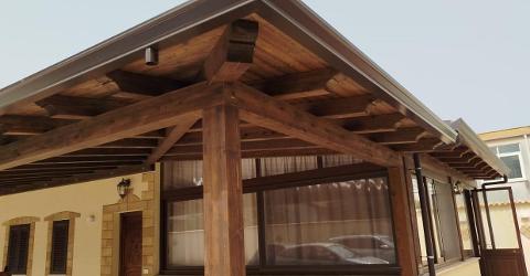 Struttura in legno lamellare di abete con tetto a falde e tegole