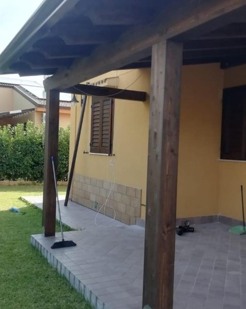 Tettoia in legno lamellare di Abete con tegole Coppo di Grecia Wierer color Siciliano