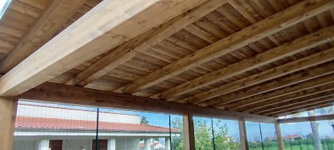 Tettoia in legno lamellare di abete color noce chiaro con tegole Onduvilla