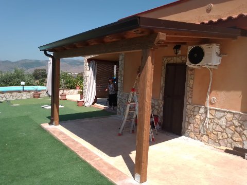 Tettoia con travi lamellari in abete e copertura in tegole Onduvilla