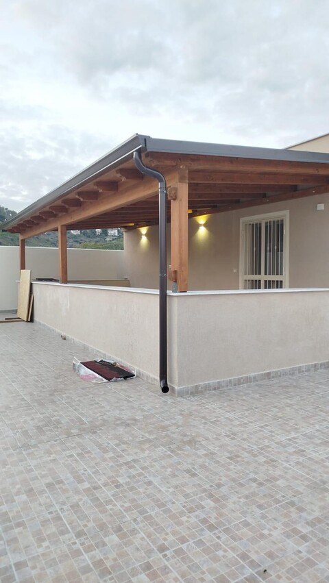 Tettoia in legno lamellare impregnata color noce chiaro 