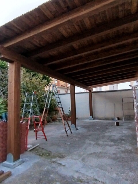 Grande tettoia in legno lamellare di abete con tegole Wierer 