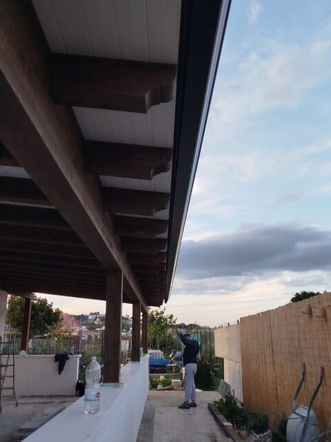 Struttura in legno lamellare di abete, con doppia colorazione, tetto coibentato ventilato