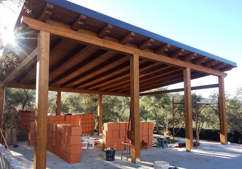 Struttura in legno lamellare di abete, con colorazione noce, tetto coibentato ventilato