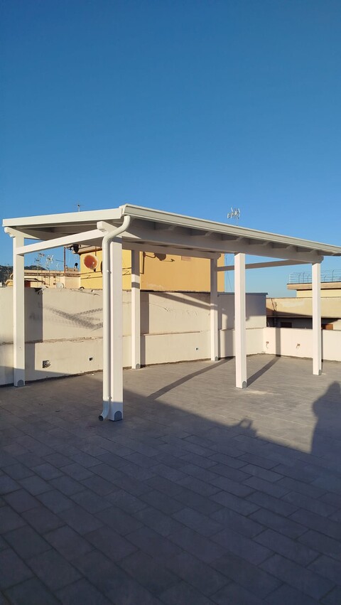 Gazebi in legno Lamellare, colorazione bianco, con tegola canadese