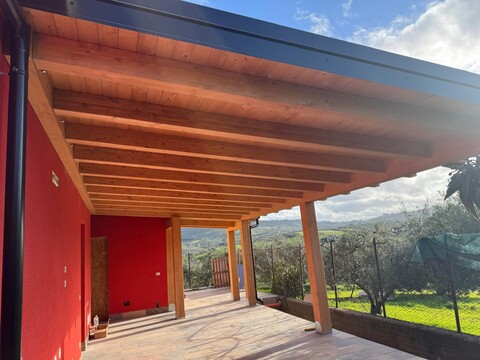 Tettoia in legno lamellare, coibentata con tegole wierer