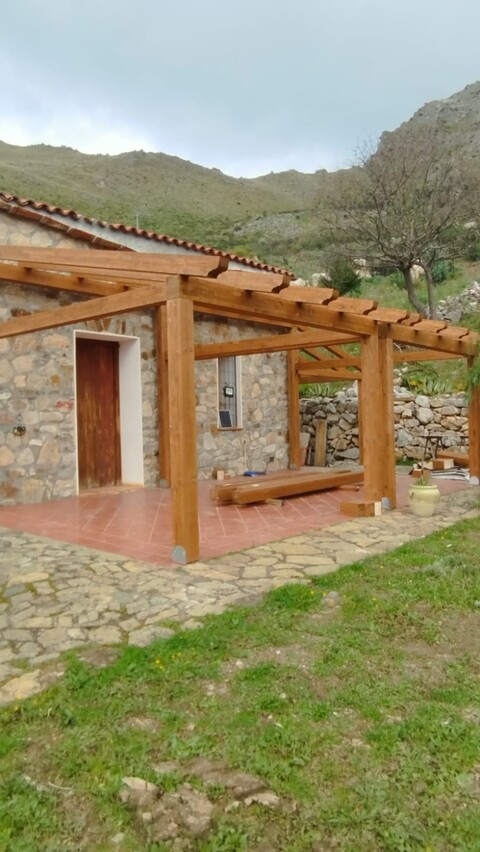 Tettoia in legno lamellare coibentata e ventilata con tegole wierer