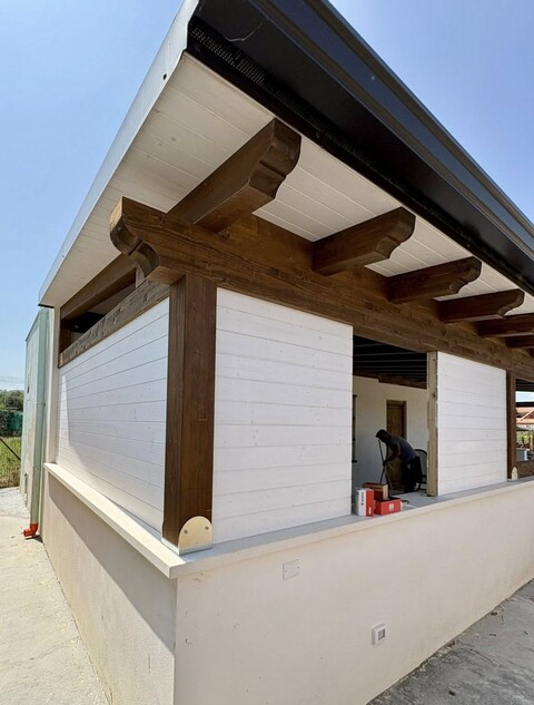 tetto in legno di abete bicolore,coibentato con pannello isolante ventilato e tegola canadese