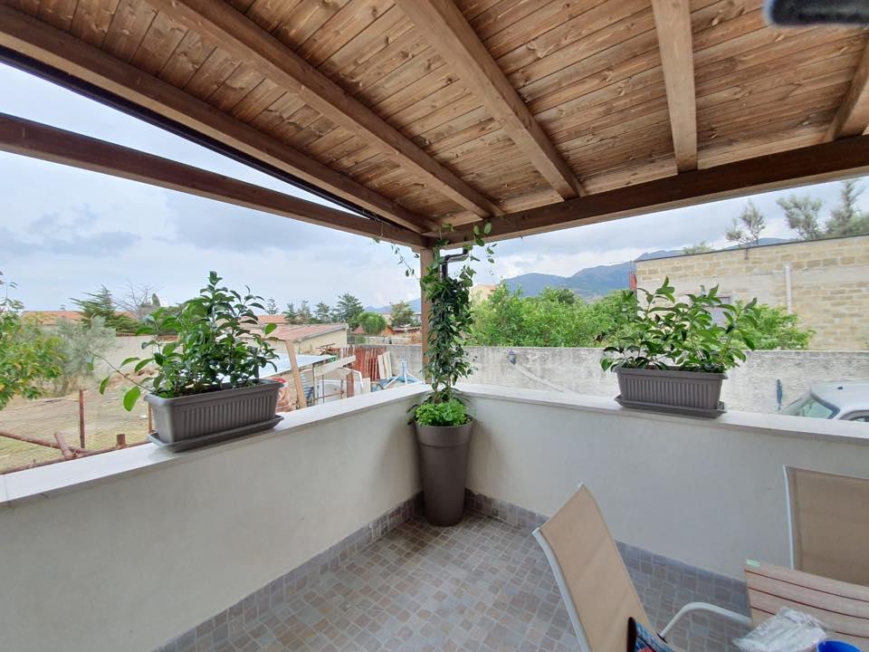 Tettoia per copertura terrazzo con travi e tegole canadese - Le nostre  realizzazioni - Bagheria (Palermo)