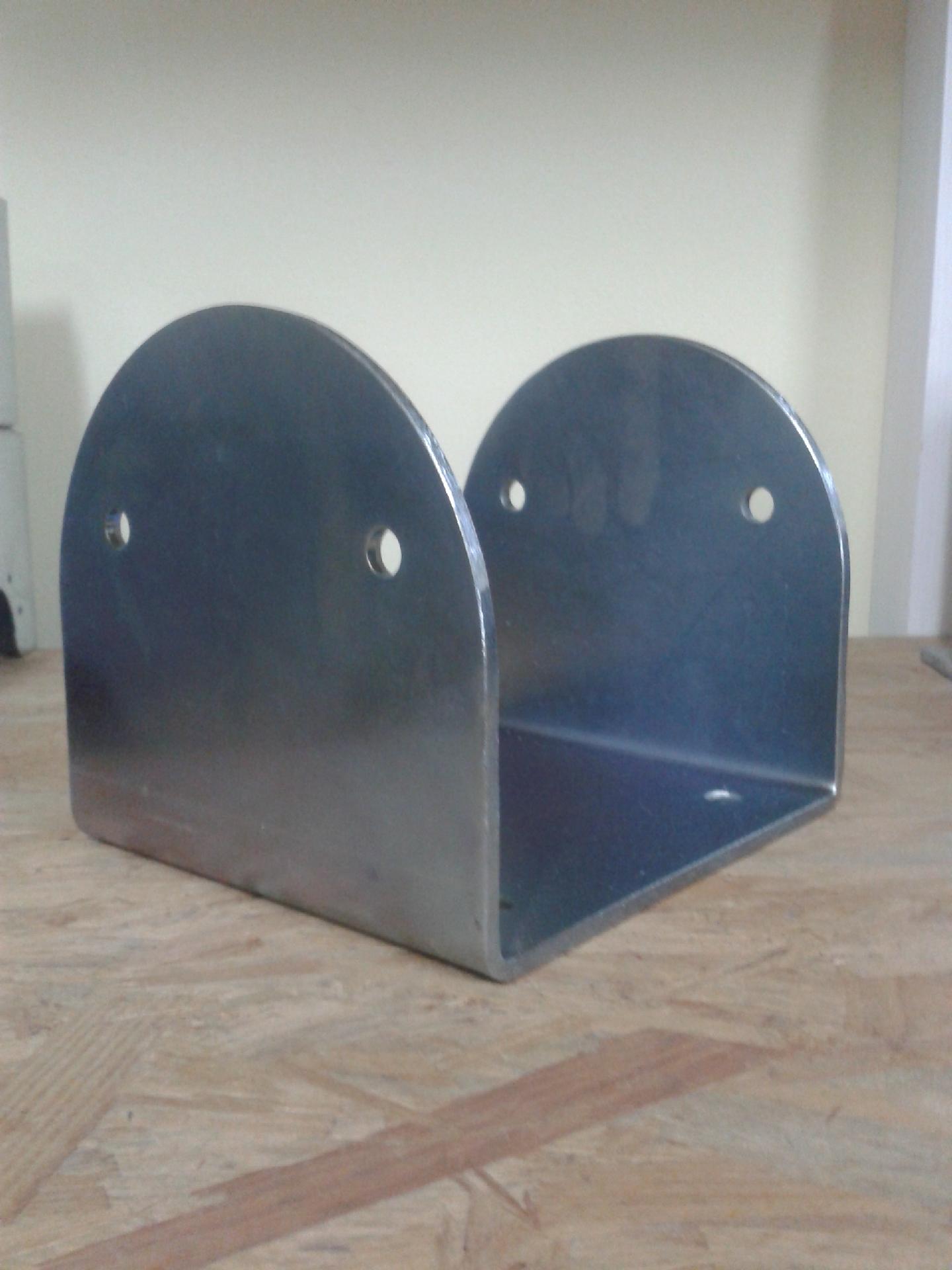 Porta pilastri a U 140x140x100 spessore.5 mm stondato
