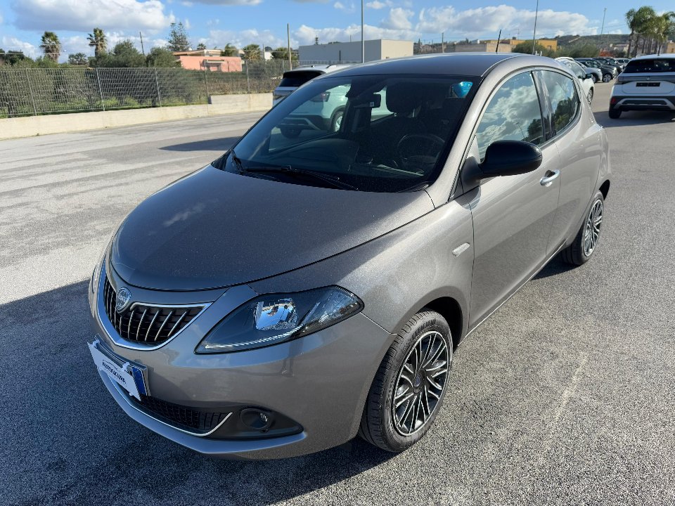 Lancia Ypsilon 1.0 FIREFLY 70 CV HYBRID GOLD Elettrica / Benzina