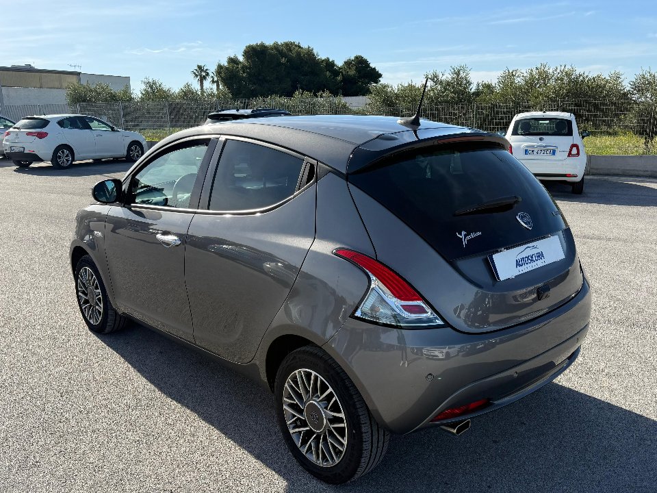 Lancia Ypsilon 1.0 FIREFLY 70 CV HYBRID GOLD PLUS MY23 Elettrica / Benzina