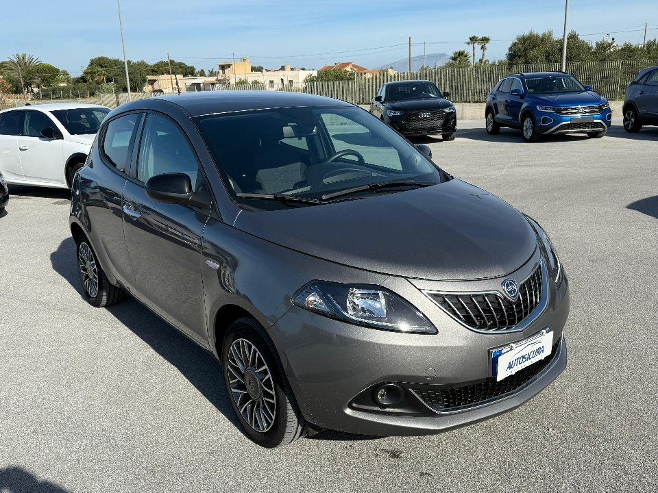 Lancia Ypsilon 1.0 FIREFLY 70 CV HYBRID GOLD PLUS MY23 Elettrica / Benzina