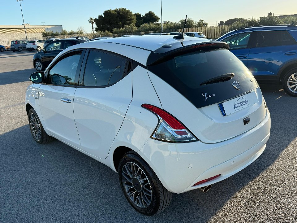 Lancia Ypsilon 1.0 FIREFLY 70 CV HYBRID GOLD PLUS MY23 Elettrica / Benzina