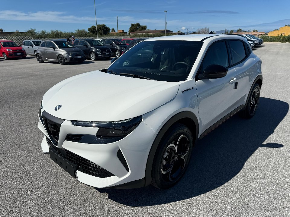 Alfa Romeo Junior 1.2 HYBRID 136 CV EDCT6 SPECIALE MY25 Elettrica / Benzina