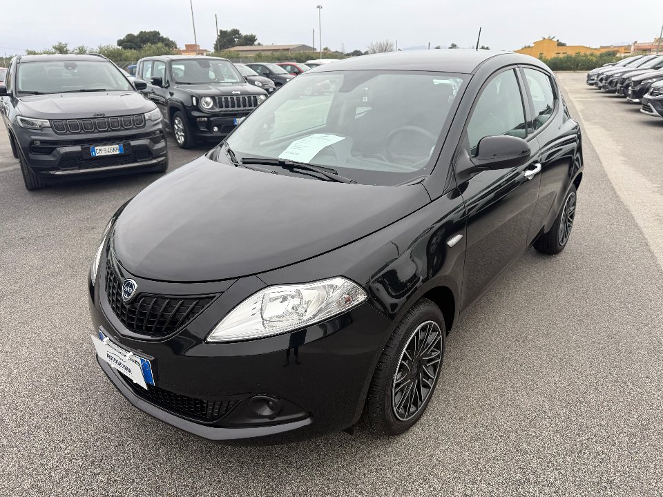 Lancia Ypsilon 1.0 FIREFLY 70 CV HYBRID SILVER PLUS KM0 Elettrica / Benzina