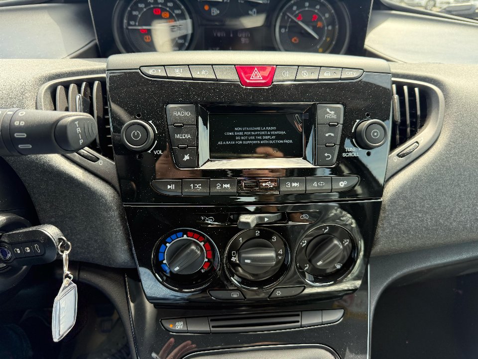 Lancia Ypsilon 1.0 FIREFLY 70 CV HYBRID SILVER PLUS KM0 Elettrica / Benzina