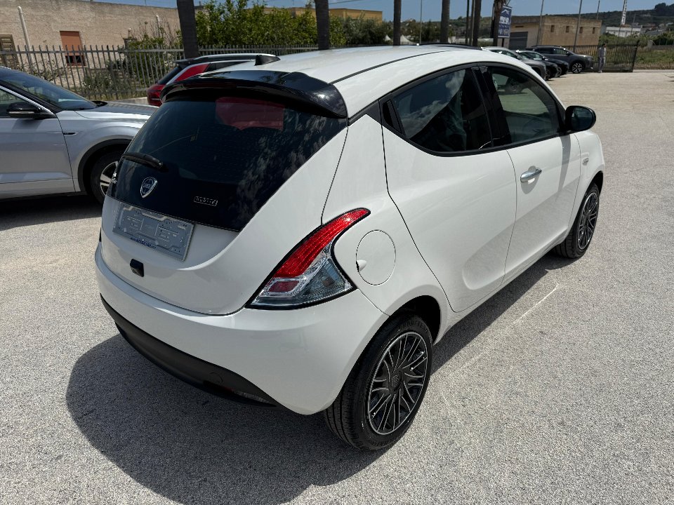 Lancia Ypsilon 1.0 FIREFLY 70 CV HYBRID GOLD KM0 Elettrica / Benzina