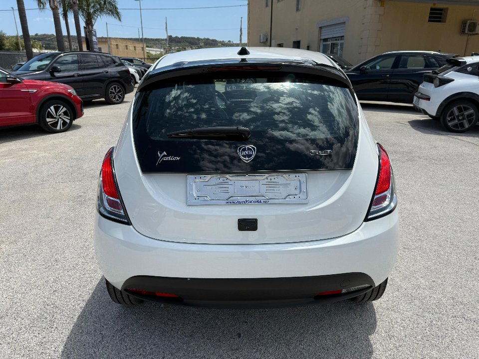 Lancia Ypsilon 1.0 FIREFLY 70 CV HYBRID GOLD KM0 Elettrica / Benzina