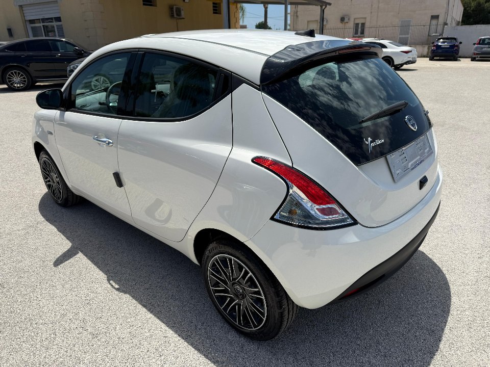 Lancia Ypsilon 1.0 FIREFLY 70 CV HYBRID GOLD KM0 Elettrica / Benzina