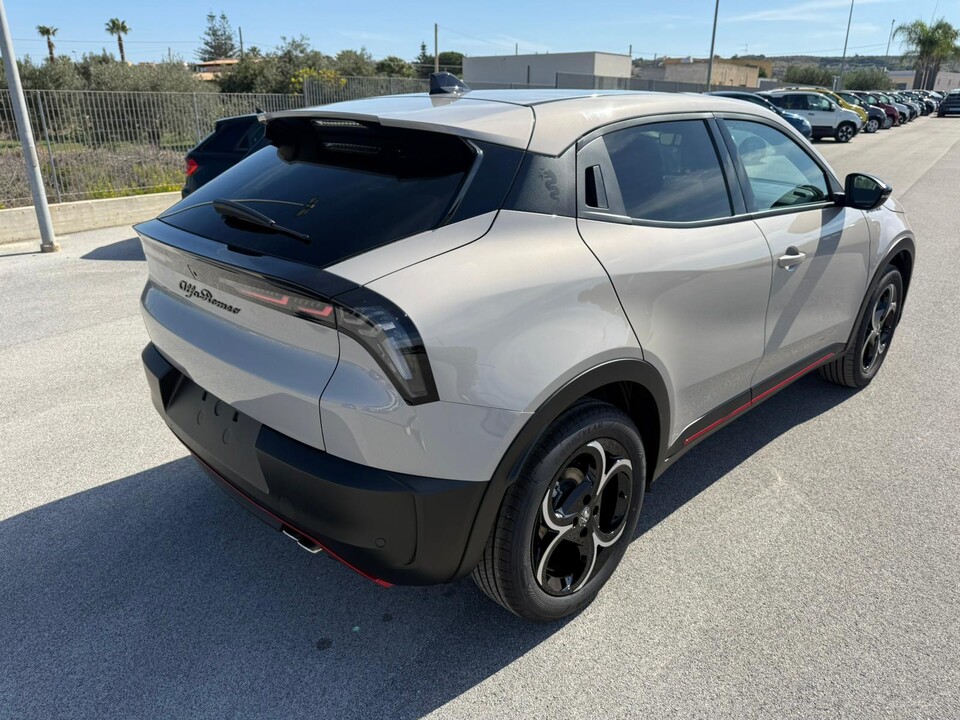 Alfa Romeo Junior 1.2 HYBRID 145CV EDCT6 SPECIALE MY25 Elettrica / Benzina