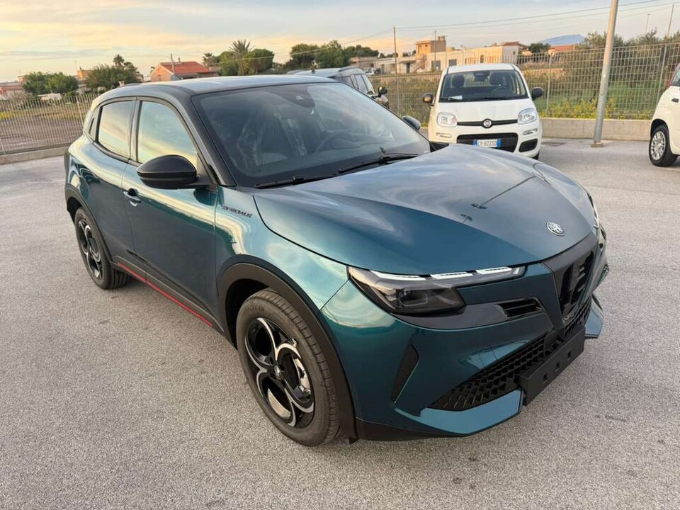 Alfa Romeo Junior 1.2 HYBRID 145 CV EDCT6 SPECIALE MY25 B-COLOR Elettrica / Benzina