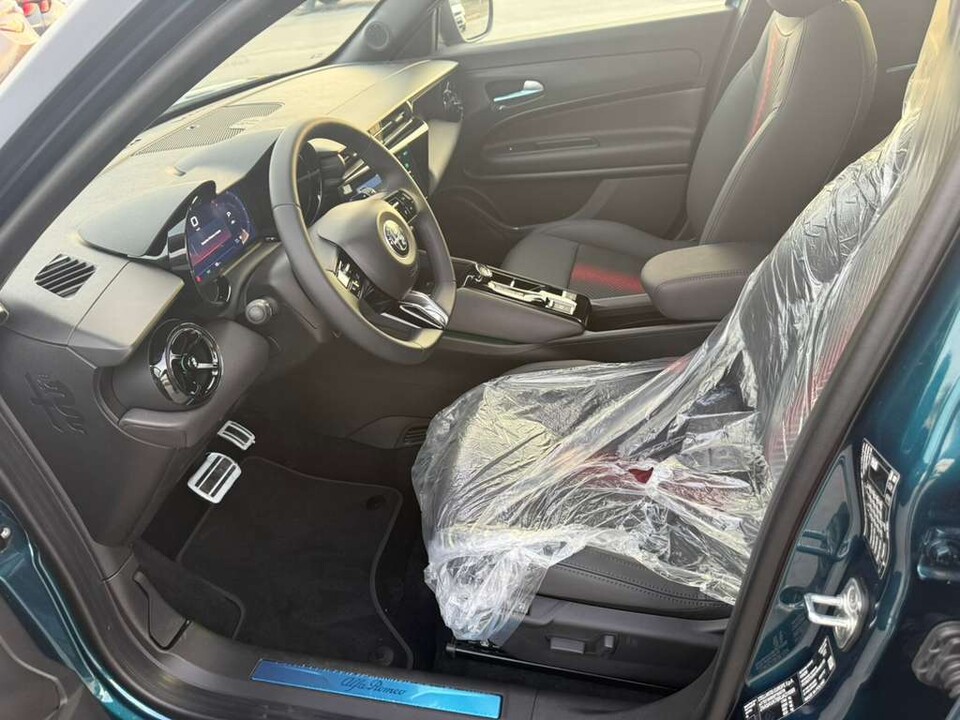 Alfa Romeo Junior 1.2 HYBRID 145 CV EDCT6 SPECIALE MY25 B-COLOR Elettrica / Benzina